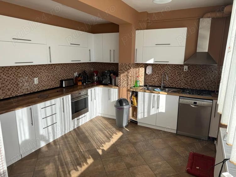 Apartament cu 3 camere decomandat în Astra