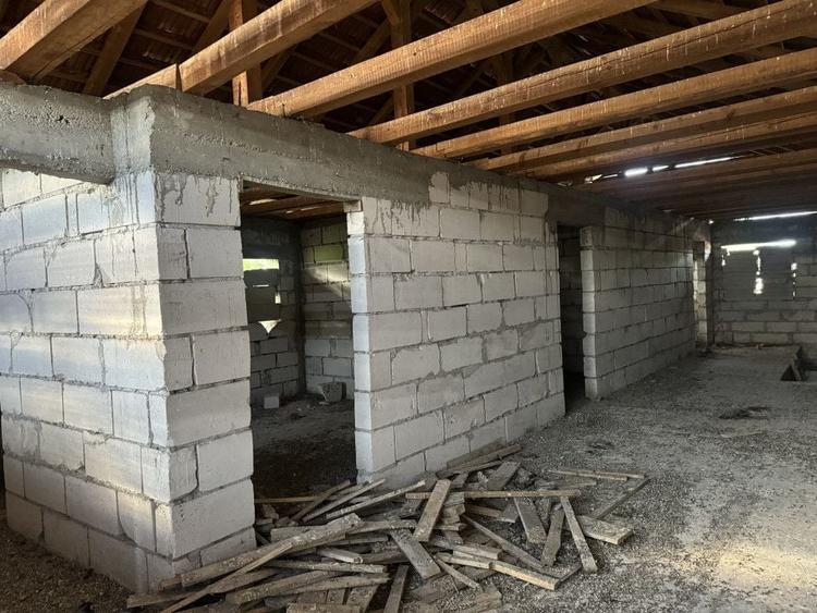 Casă individuală cu 4 camere cu Canalizare în Sud