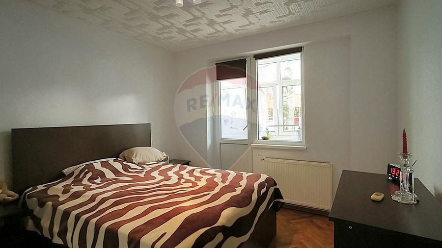 Apartament cu 4 camere semidecomandat în Central