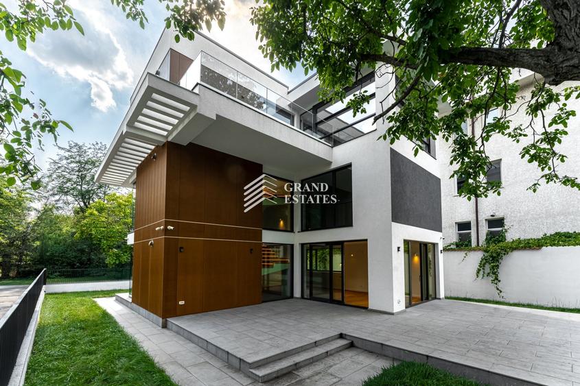 Casă individuală cu 6 camere cu Canalizare în Băneasa