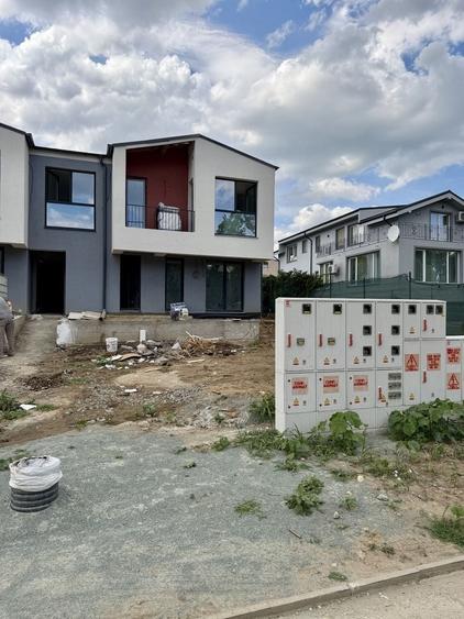 Casă cu 4 camere în Palazu Mare
