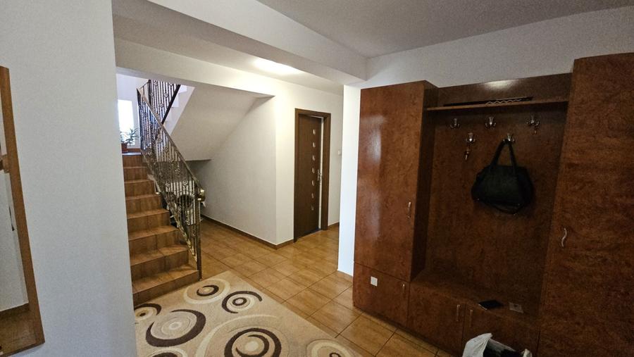 Casă cu 4 camere în Ologeni