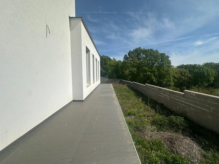 Casă individuală cu 7 camere cu Canalizare în Cetate