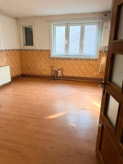 Casă individuală cu 5 camere cu Canalizare în Central