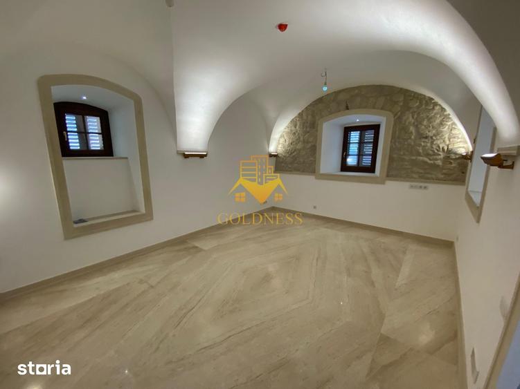 Casă cu 10 camere cu Teren 500 Mp în Gruia