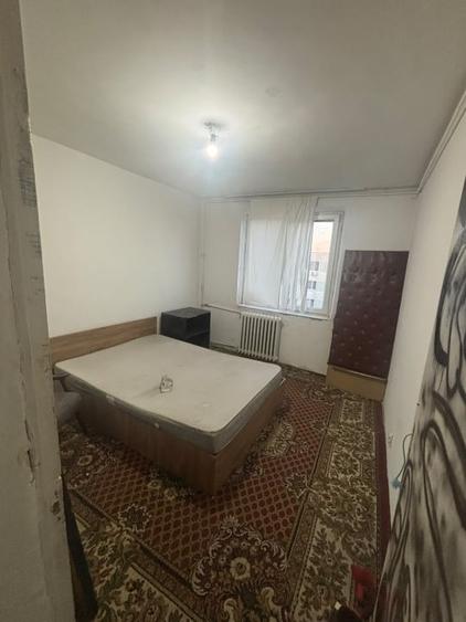 Apartament cu 4 camere semidecomandat în Mărgeanului