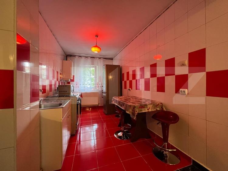 Apartament cu 3 camere semidecomandat, mobilat în Ștefan cel Mare