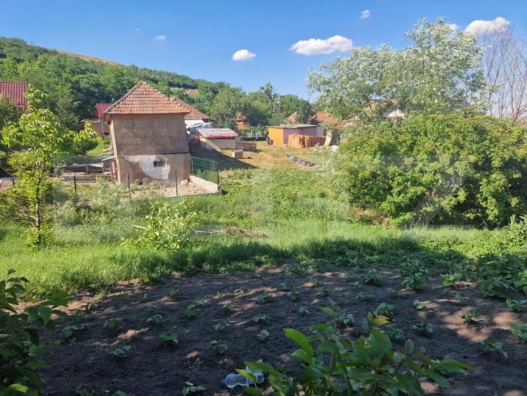 Casă individuală cu 2 camere cu Teren 1000 Mp în Cara