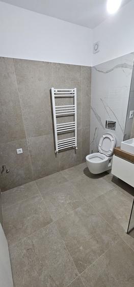 Apartament cu 2 camere decomandat în Tractorul