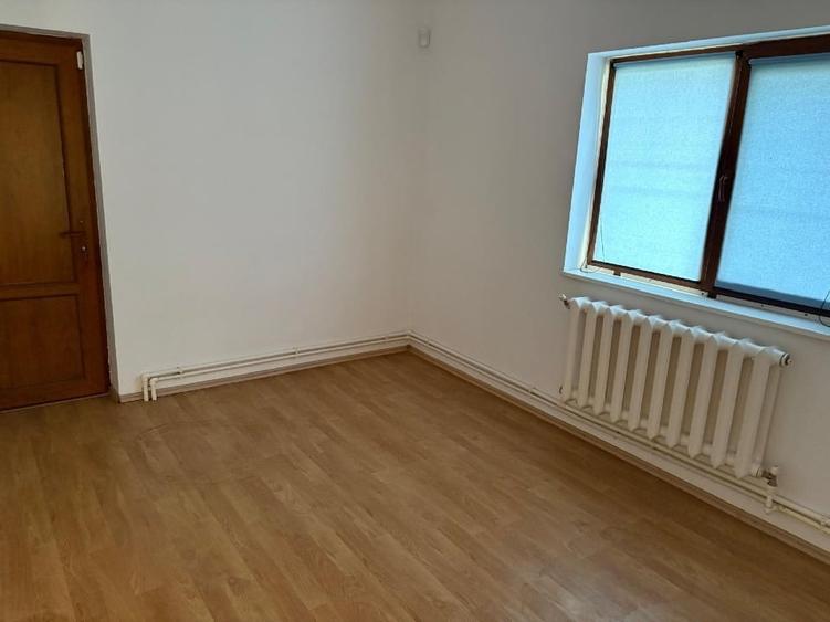 Casă individuală cu 5 camere cu Canalizare în Central