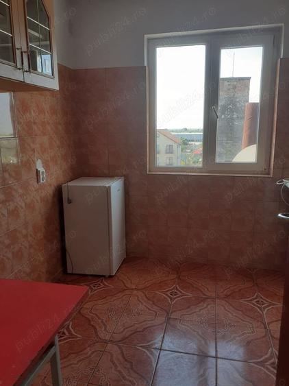 Apartament cu 3 camere semidecomandat în Sulina