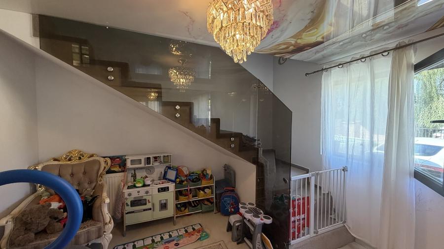 Casă individuală cu 5 camere cu Garaj în Ciorogârla