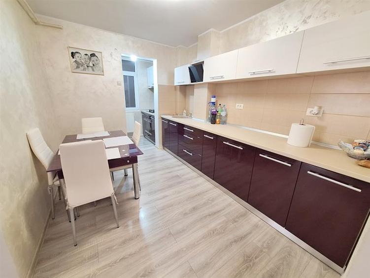 Apartament cu 3 camere decomandat în Milcov