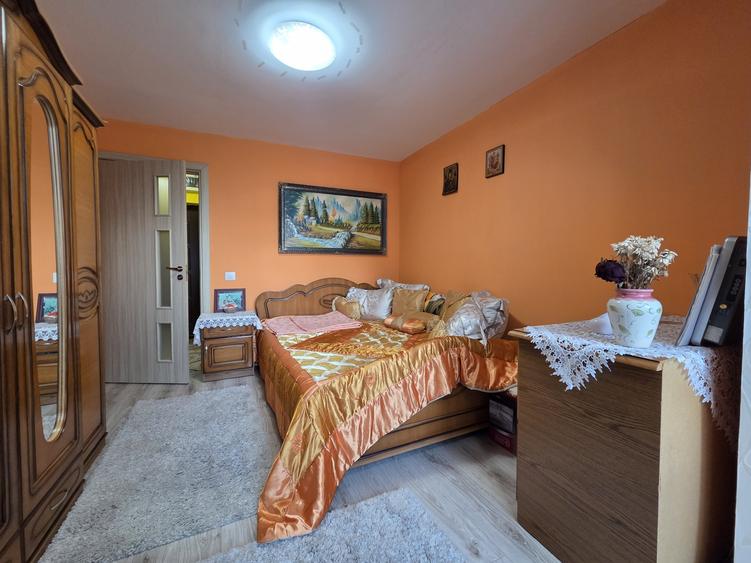 Apartament cu 3 camere decomandat, mobilat în Alexandru cel Bun