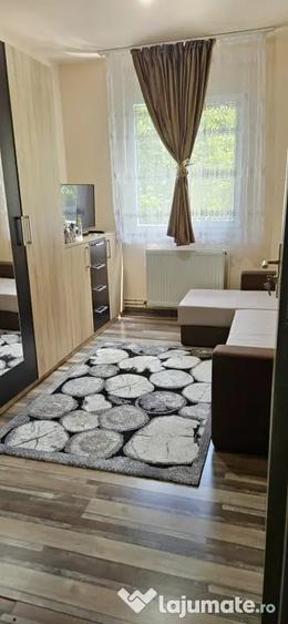 Apartament cu 3 camere semidecomandat în Circumvalațiunii