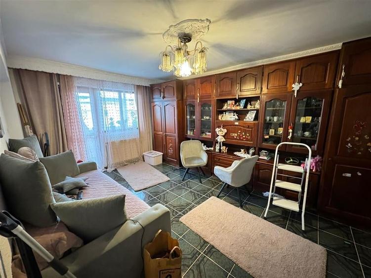 Apartament cu 3 camere decomandat, mobilat în Est