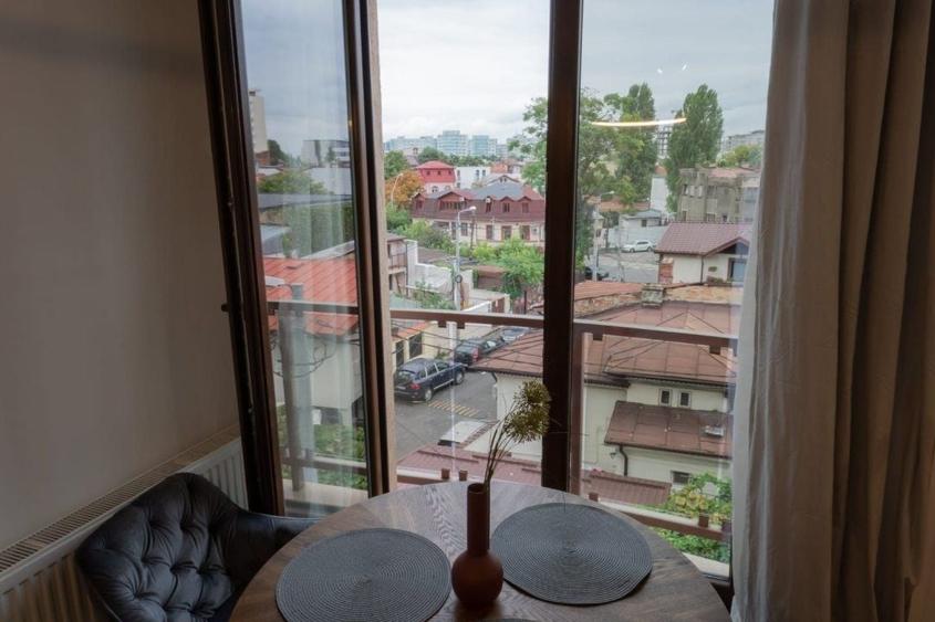 Apartament cu 2 camere semidecomandat, mobilat în Victoriei