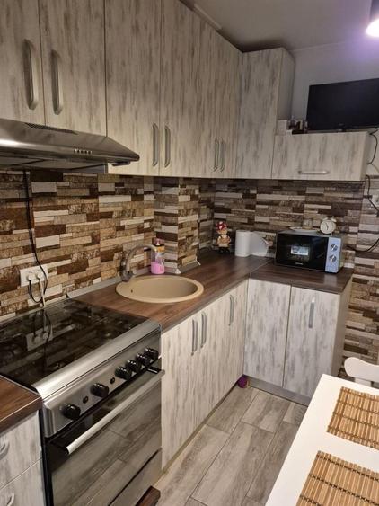 Apartament cu 3 camere decomandat, mobilat în Est