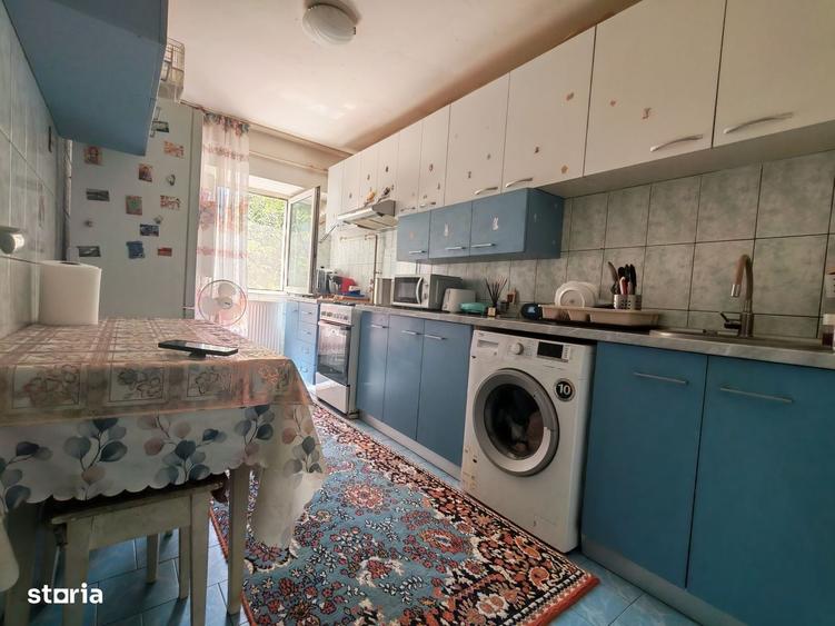 Apartament cu 4 camere decomandat în CET