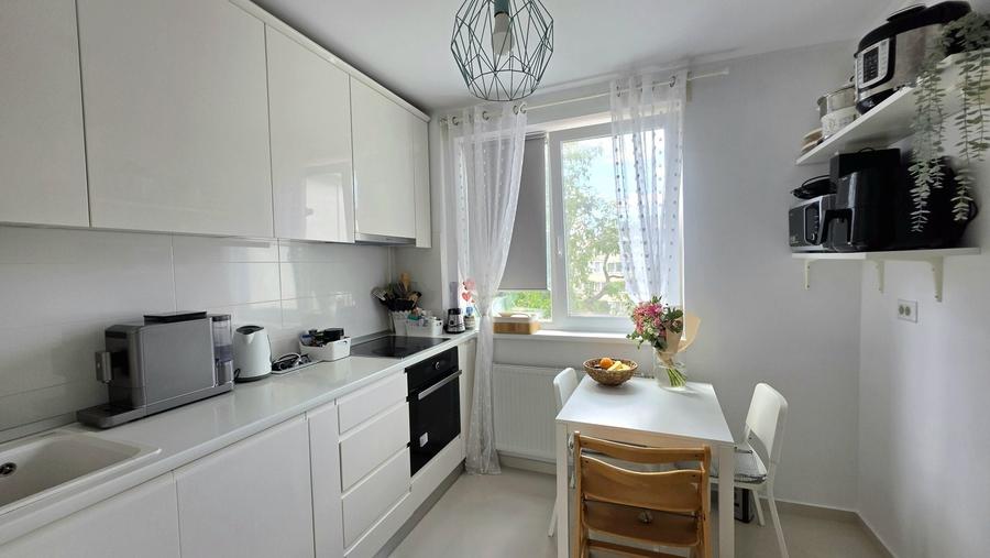 Apartament cu 3 camere semidecomandat în Grigorescu
