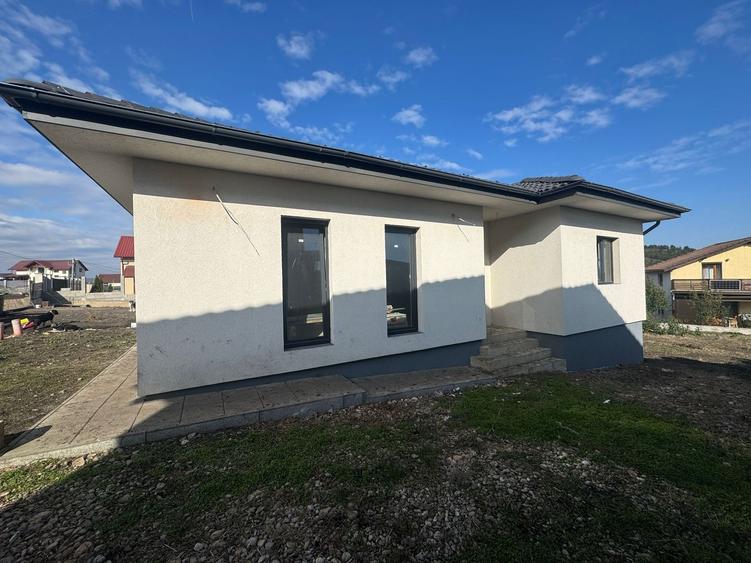 Casă individuală cu 3 camere cu Canalizare în Câmpenești
