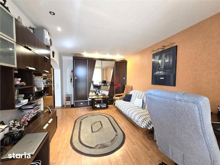 Apartament cu 3 camere decomandat, mobilat în Tei