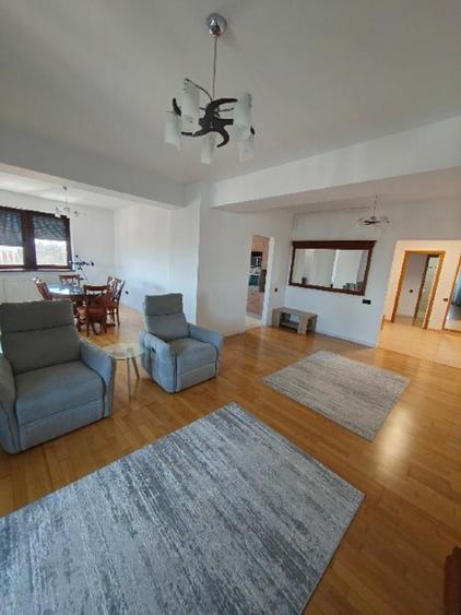 Apartament cu 3 camere decomandat în Moșilor