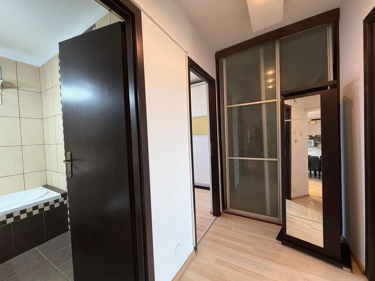 Apartament cu 3 camere semidecomandat în Titan