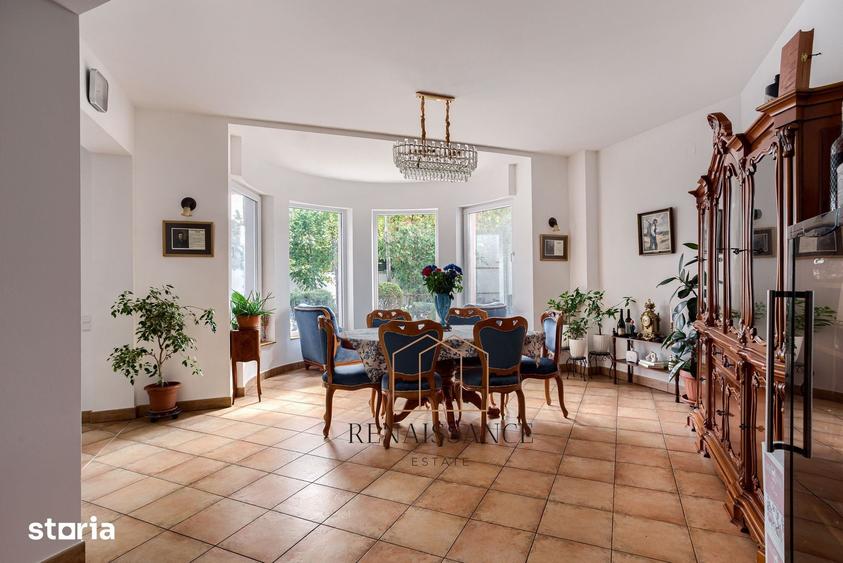 Casă cu Teren 1373 Mp în Soarelui