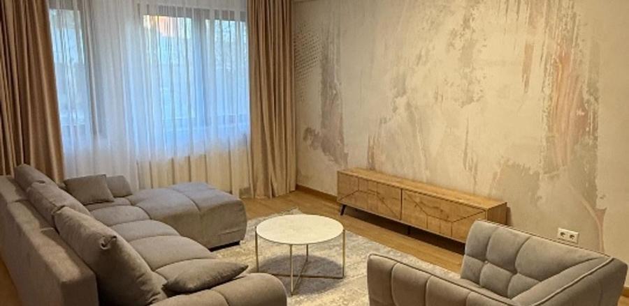 Apartament cu 4 camere semidecomandat, mobilat în Herăstrău