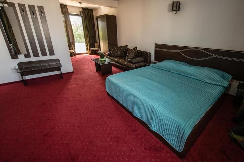 Apartament cu 8 camere decomandat în Ovidiu