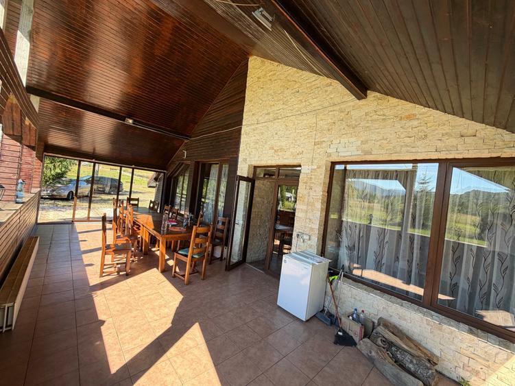 Casă cu 12 camere cu Teren 3295 Mp în Lepșa