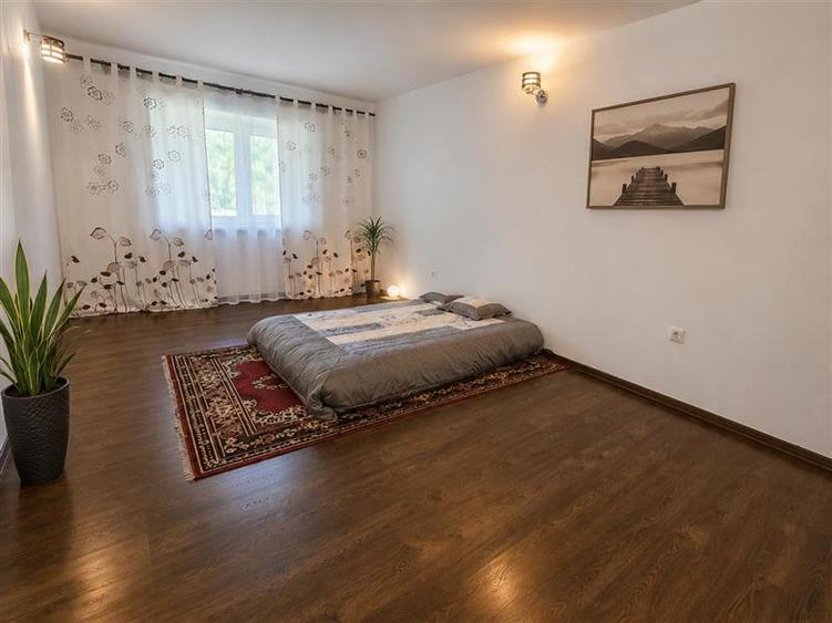 Casă individuală cu 5 camere cu Teren 1917 Mp în Runcu