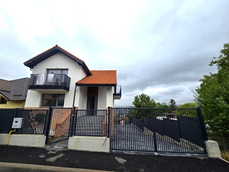 Casă individuală cu 5 camere cu Canalizare în Dâmbul Rotund