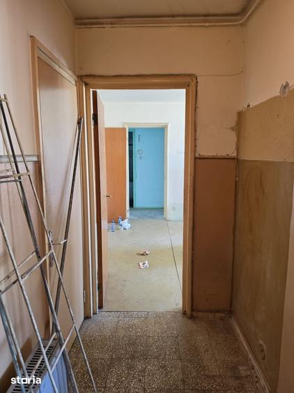 Apartament cu 3 camere semidecomandat în Titan