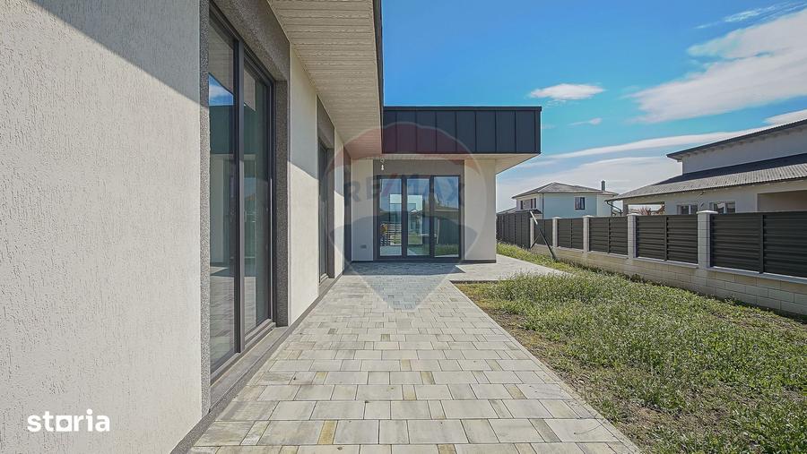 Casă cu 5 camere cu Teren 657 Mp în Florilor