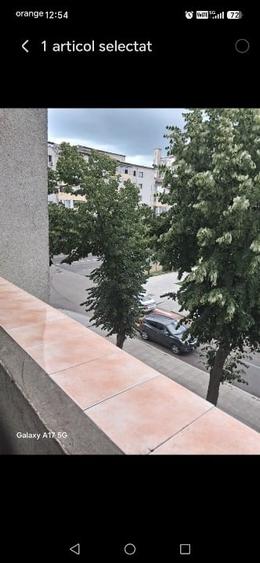 Apartament cu 3 camere semidecomandat în Spital