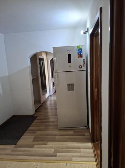 Apartament cu 3 camere decomandat în Racova