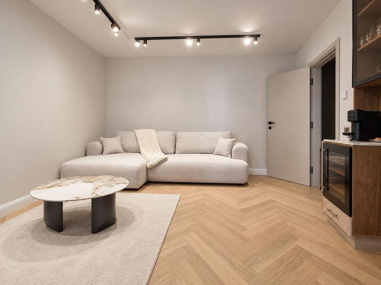 Apartament cu 2 camere semidecomandat, mobilat în Pipera