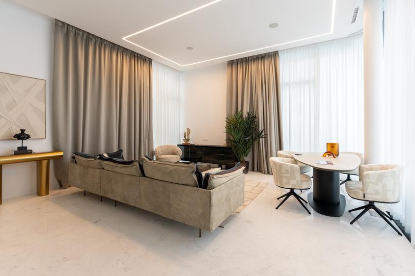 Penthouse cu 4 camere semidecomandat, mobilat în Central