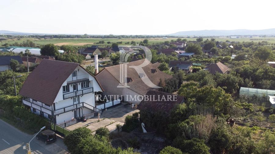 Casă individuală cu 11 camere cu Canalizare în Ineu