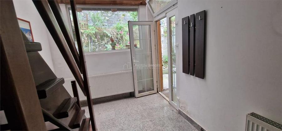 Casă cu 10 camere cu Teren 32 Mp în Muncitoresc