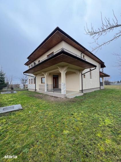 Casă cu 4 camere cu Teren 1433 Mp în Burdea