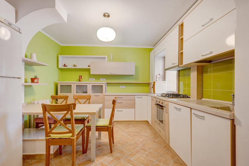 Apartament cu 3 camere semidecomandat, mobilat în Banu Manta