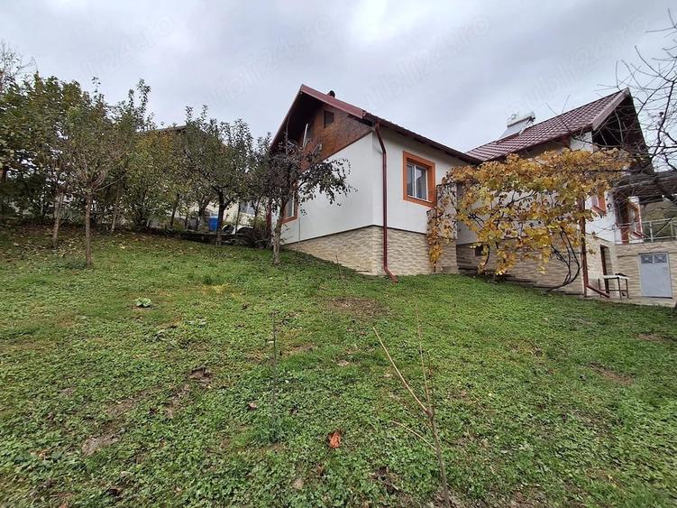 Casă cu 5 camere cu Teren 1200 Mp în Central