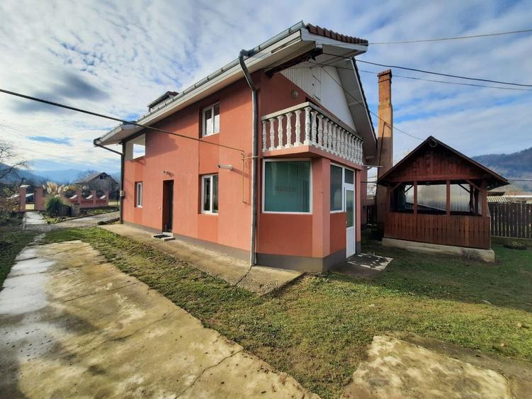 Casă cu 4 camere cu Garaj în Alexandru cel Bun