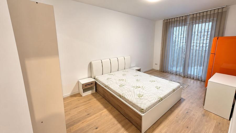 Apartament cu 3 camere semidecomandat, mobilat în Central