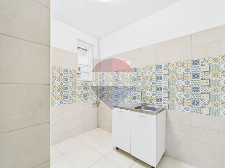 Casă individuală cu 9 camere cu Teren 100 Mp în Cotroceni
