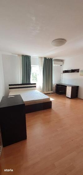 Apartament cu 3 camere decomandat, mobilat în Centrul Civic