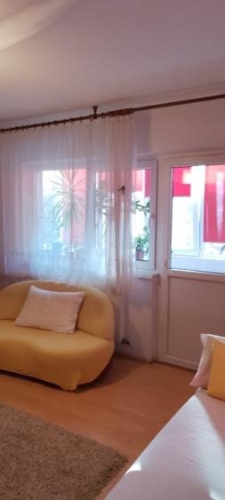 Apartament cu 3 camere semidecomandat în Șagului
